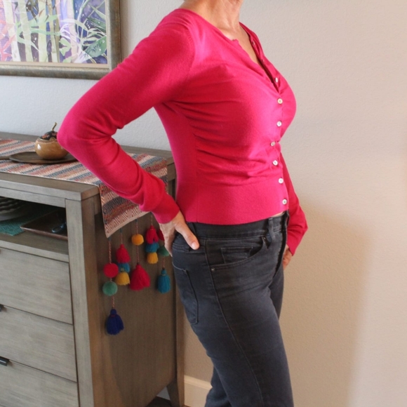Fuscia pink ruched button down cotton sweater - Picture 4 of 9